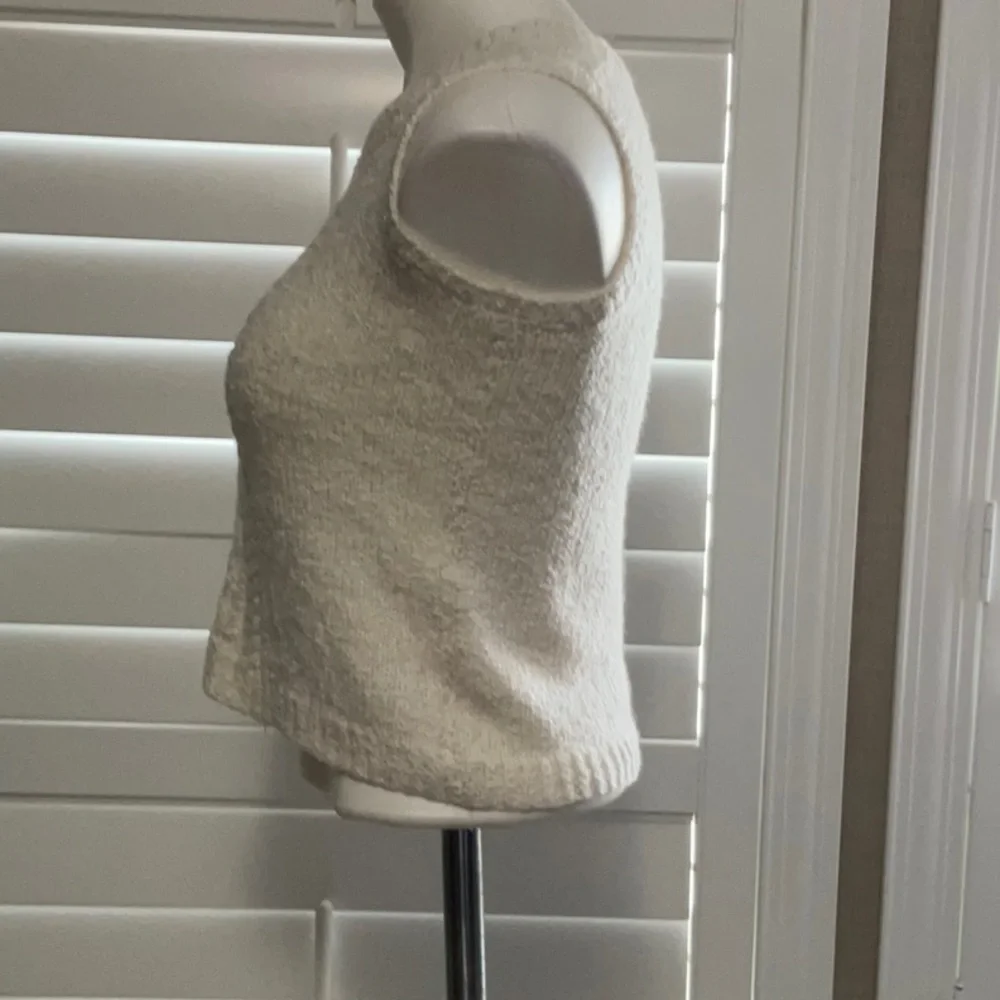 Sleeveless Sweater - Picture 4 of 4